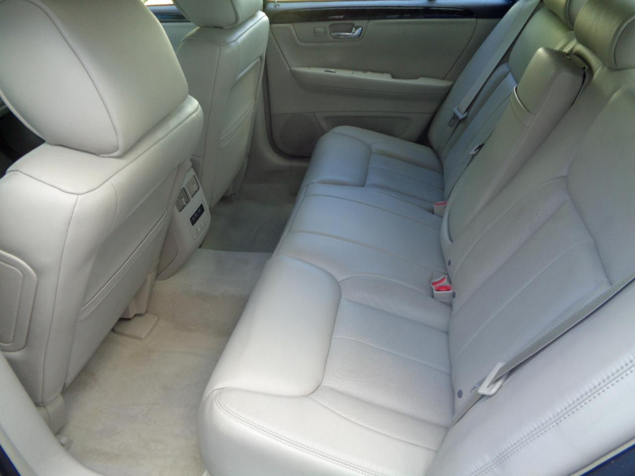 Cadillac DTS 4dr Sdn Luxury Collection 2011