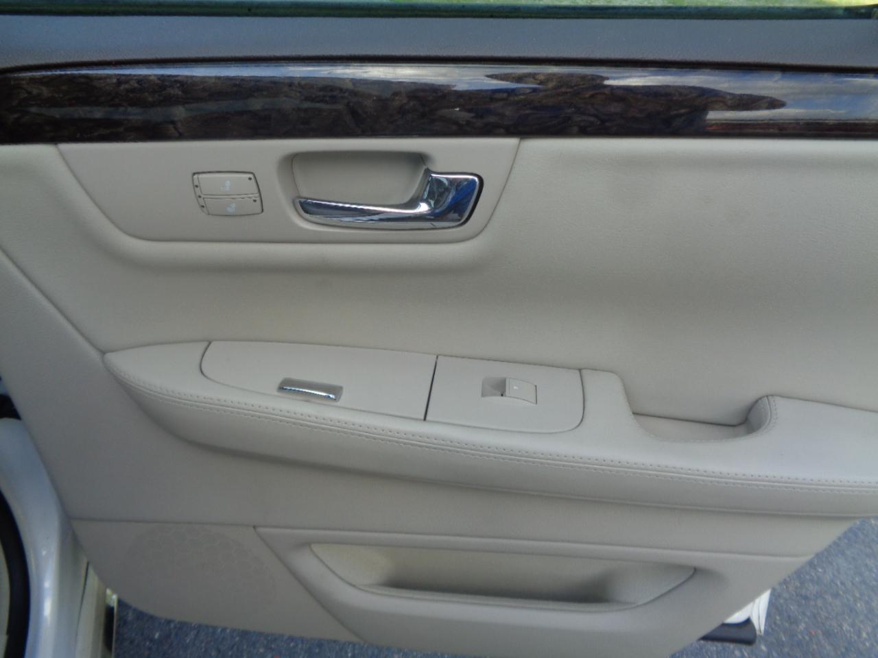 Cadillac DTS 4dr Sdn Luxury Collection 2011
