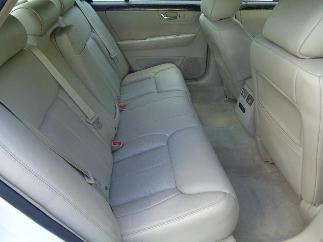 Cadillac DTS 4dr Sdn Luxury Collection 2011