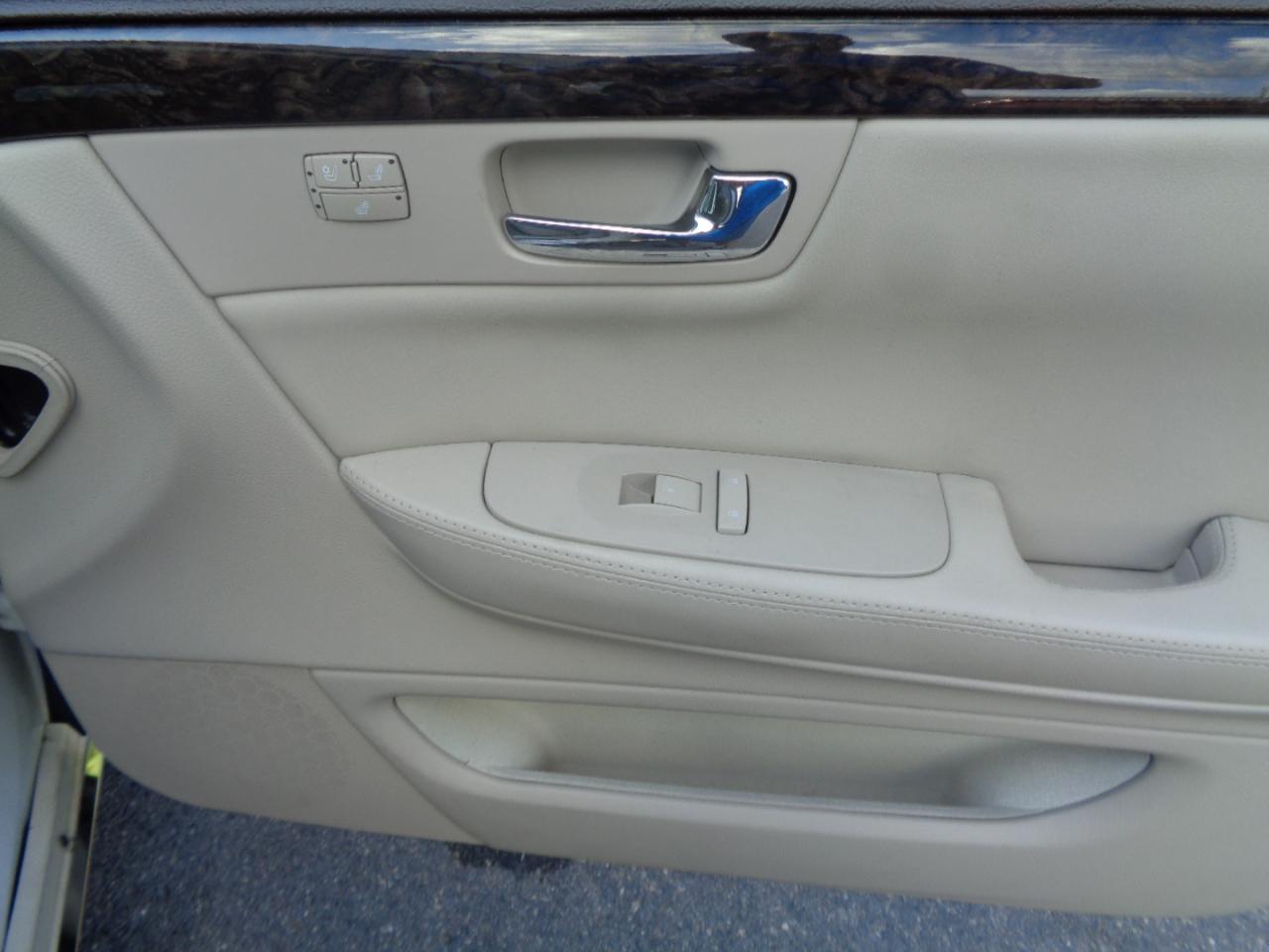 Cadillac DTS 4dr Sdn Luxury Collection 2011