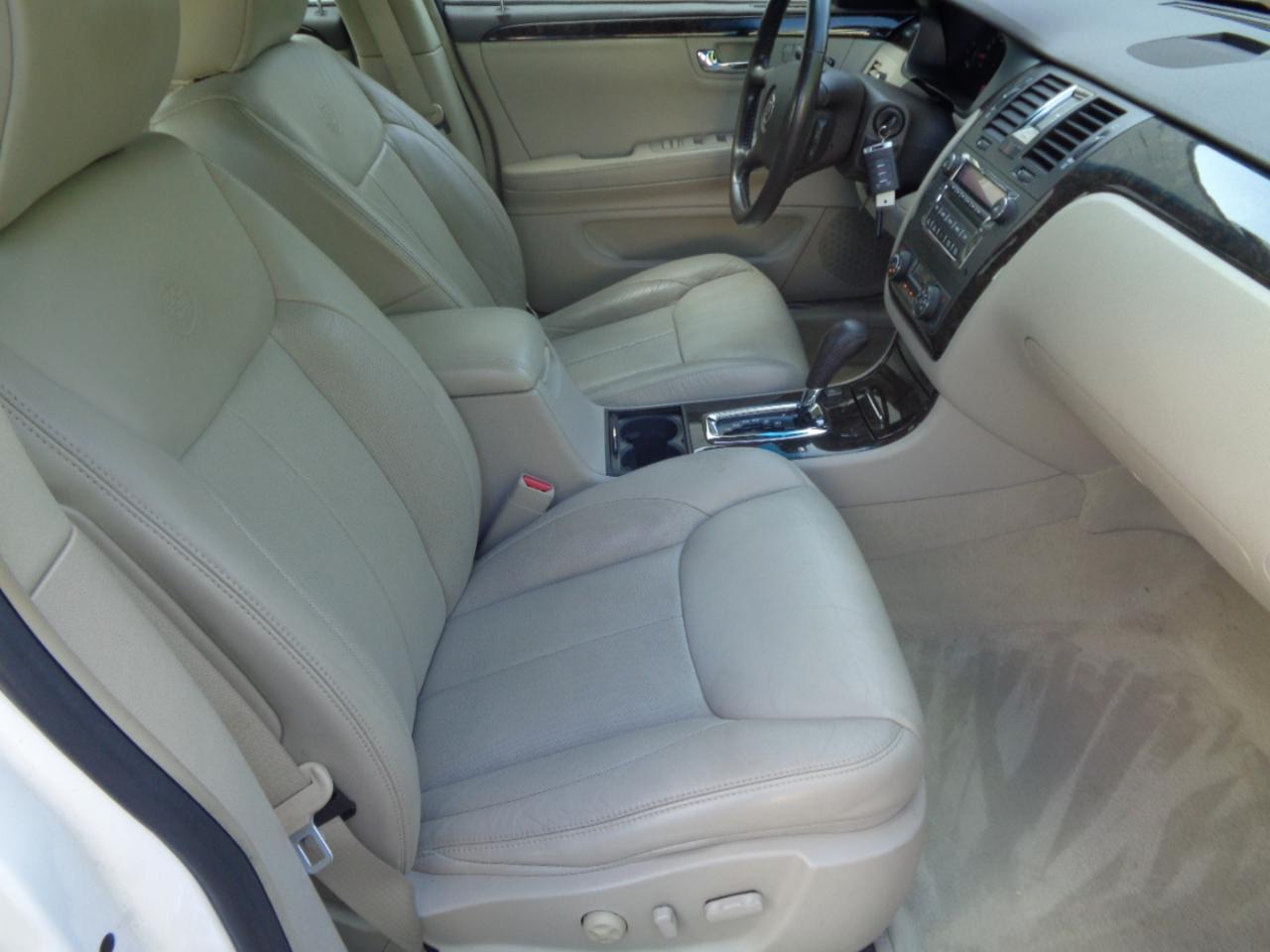 Cadillac DTS 4dr Sdn Luxury Collection 2011