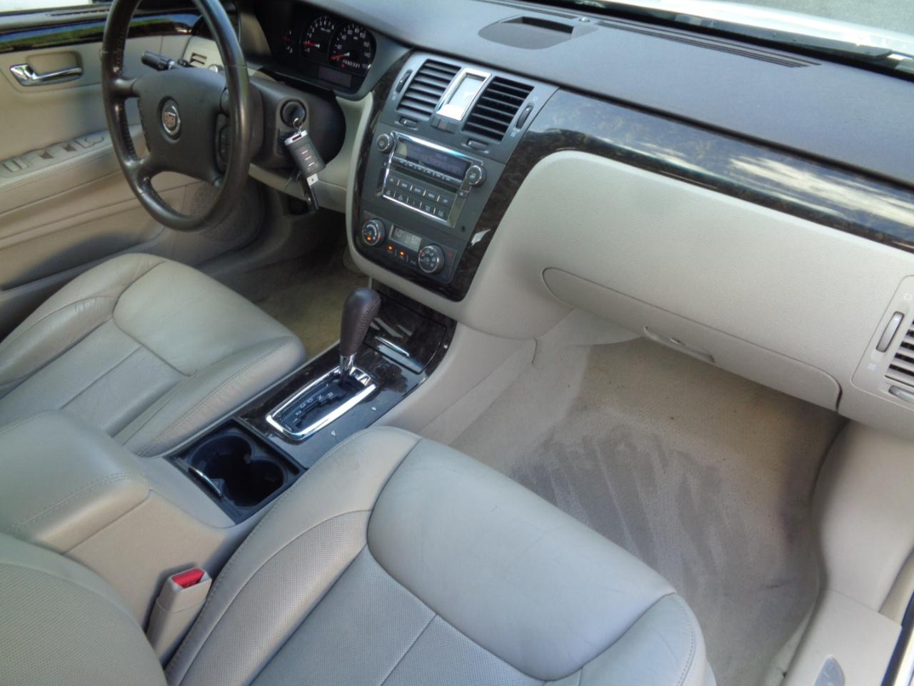 Cadillac DTS 4dr Sdn Luxury Collection 2011