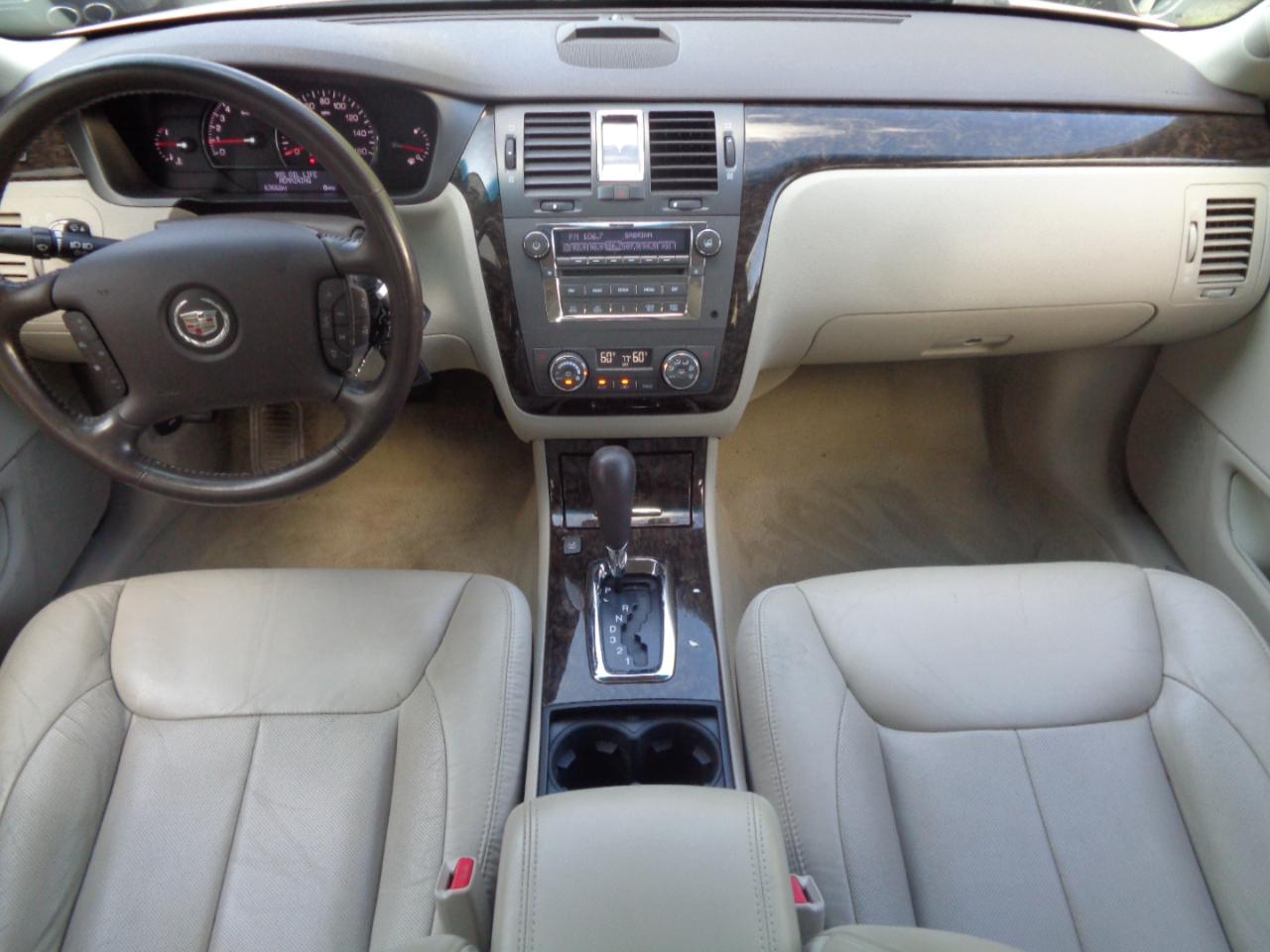 Cadillac DTS 4dr Sdn Luxury Collection 2011