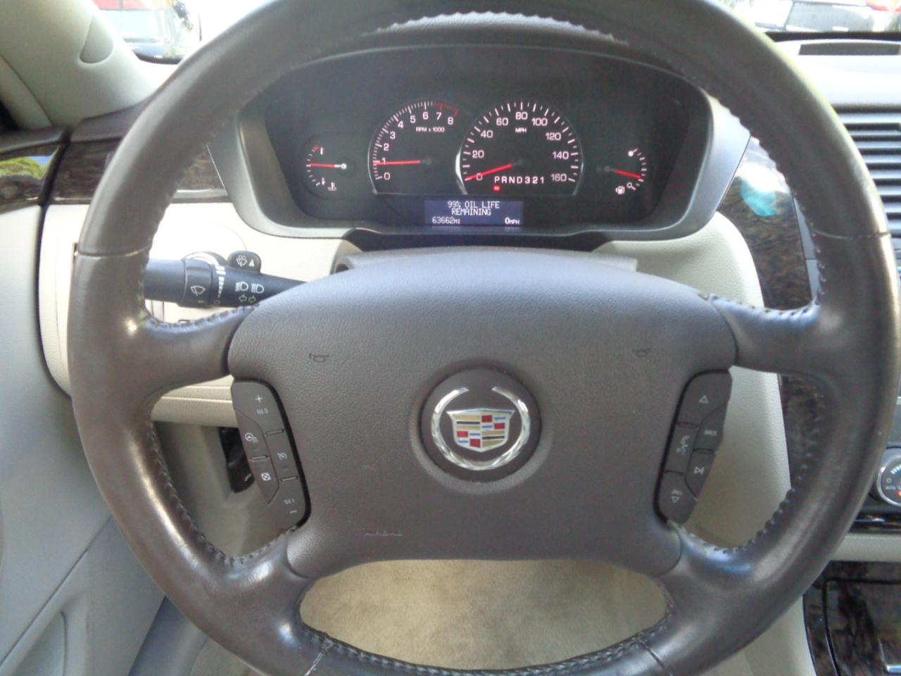 Cadillac DTS 4dr Sdn Luxury Collection 2011