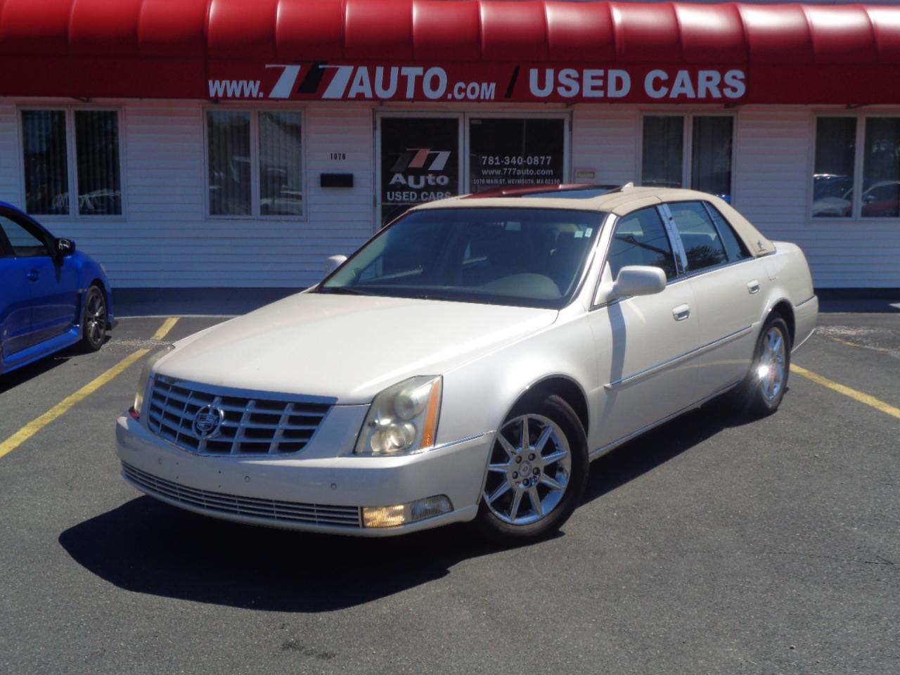 Cadillac DTS 4dr Sdn Luxury Collection 2011