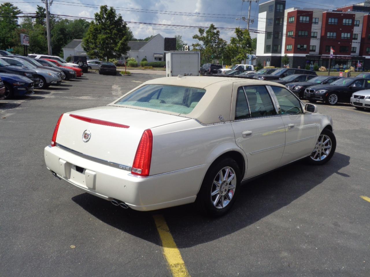 Cadillac DTS 4dr Sdn Luxury Collection 2011