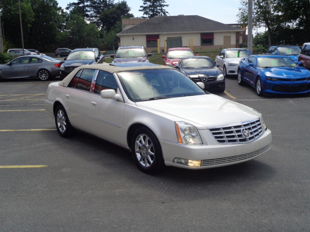 Cadillac DTS 4dr Sdn Luxury Collection 2011