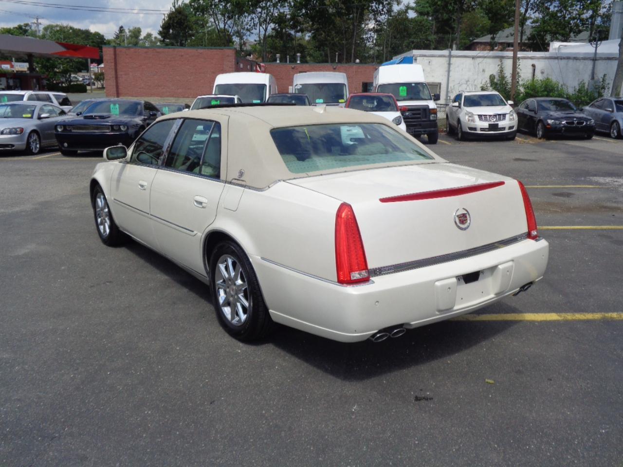 Cadillac DTS 4dr Sdn Luxury Collection 2011
