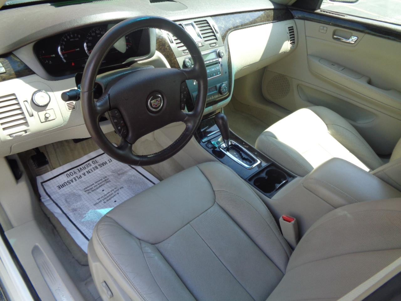 Cadillac DTS 4dr Sdn Luxury Collection 2011