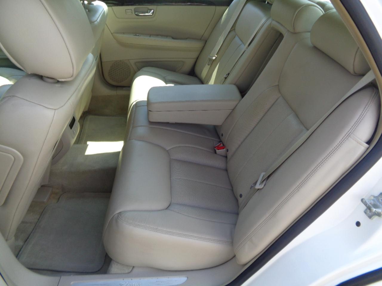Cadillac DTS 4dr Sdn Luxury Collection 2011