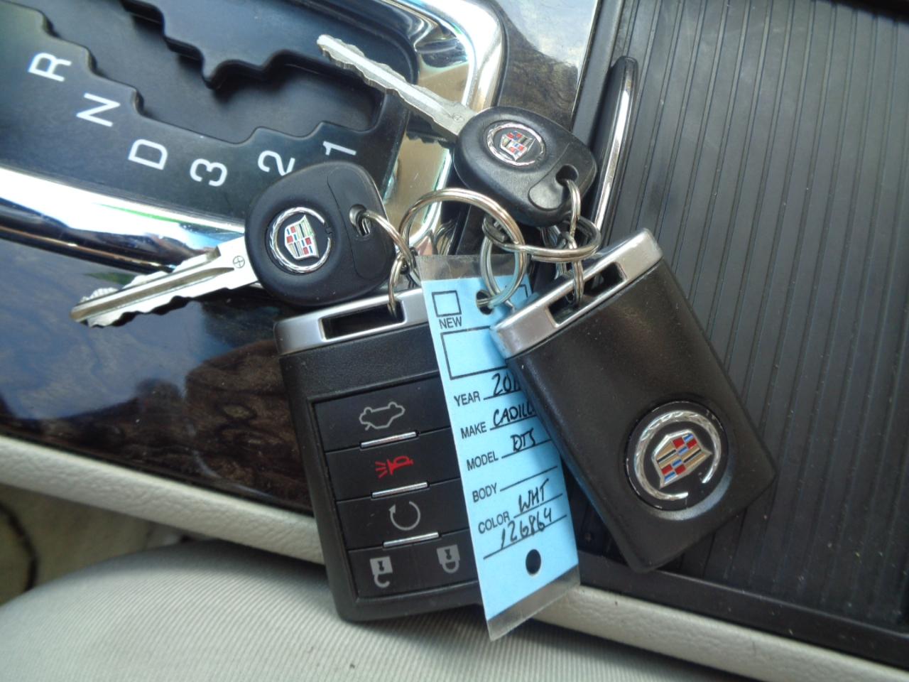 Cadillac DTS 4dr Sdn Luxury Collection 2011