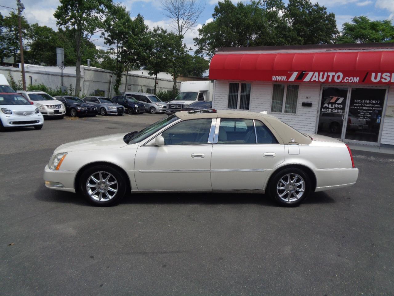 Cadillac DTS 4dr Sdn Luxury Collection 2011