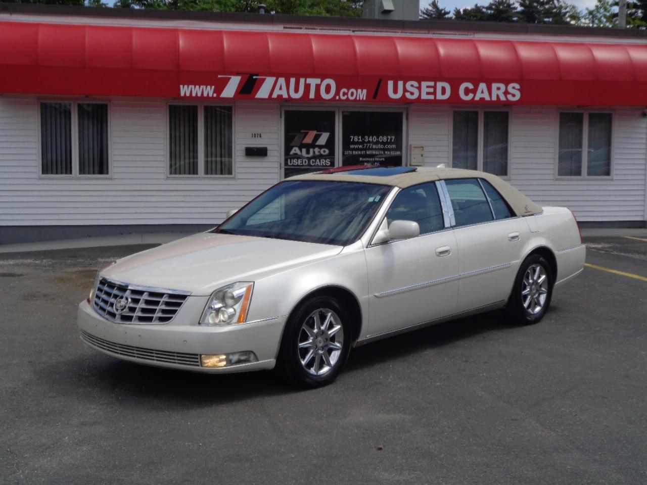 Cadillac DTS 4dr Sdn Luxury Collection 2011