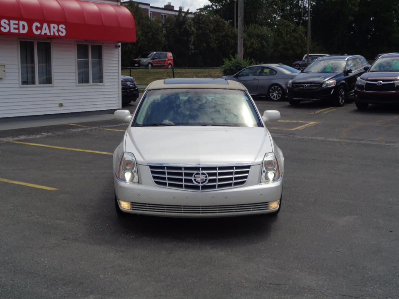 Cadillac DTS 4dr Sdn Luxury Collection 2011