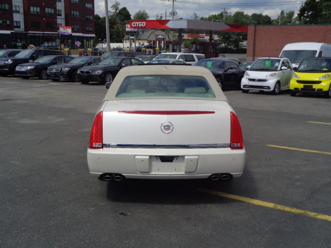 Cadillac DTS 4dr Sdn Luxury Collection 2011