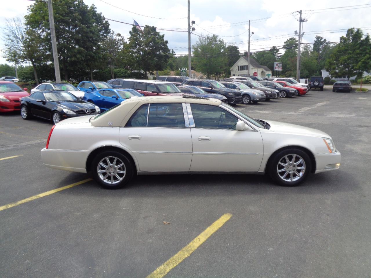 Cadillac DTS 4dr Sdn Luxury Collection 2011