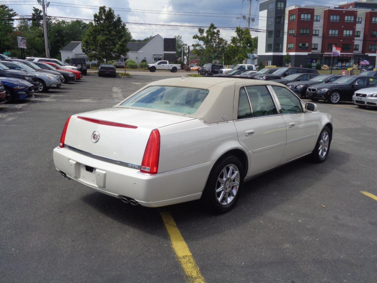 Cadillac DTS 4dr Sdn Luxury Collection 2011