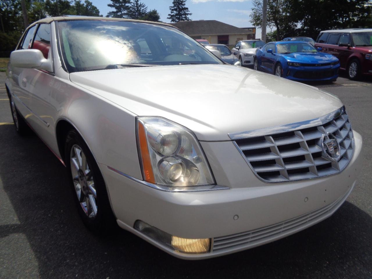 Cadillac DTS 4dr Sdn Luxury Collection 2011