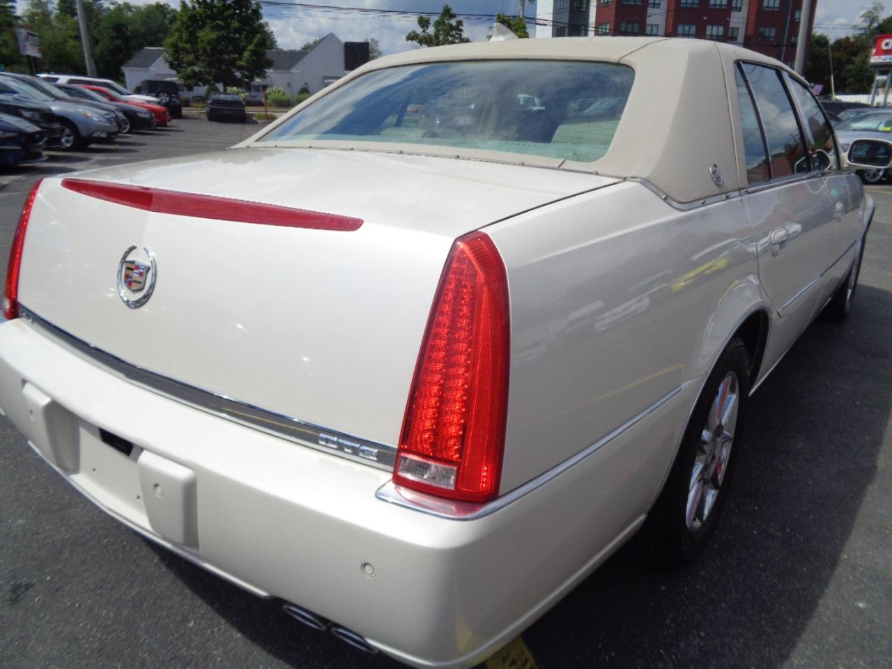 Cadillac DTS 4dr Sdn Luxury Collection 2011