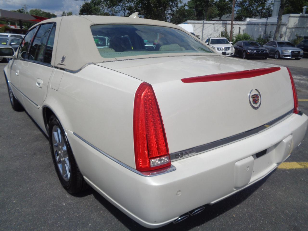 Cadillac DTS 4dr Sdn Luxury Collection 2011