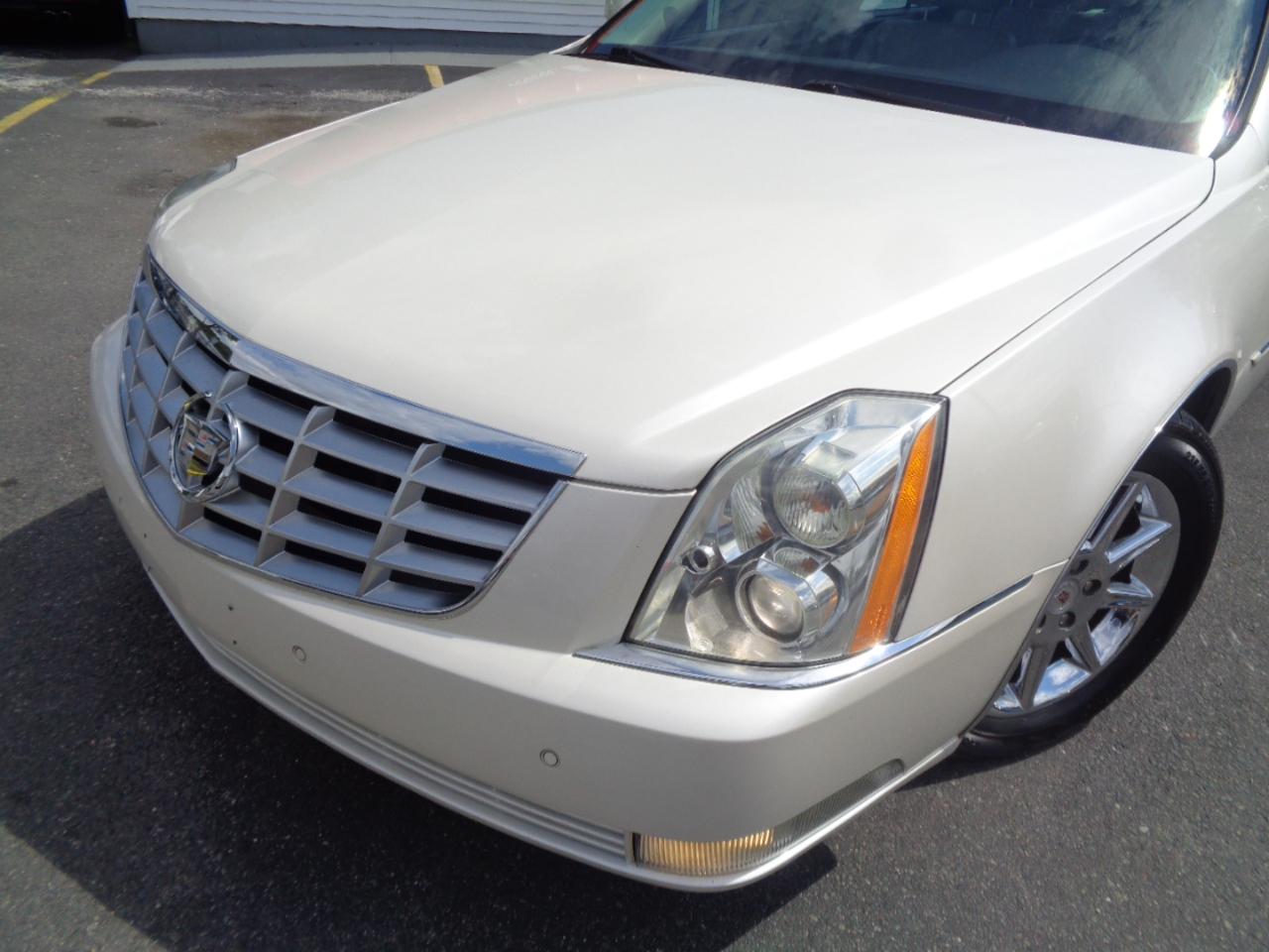 Cadillac DTS 4dr Sdn Luxury Collection 2011
