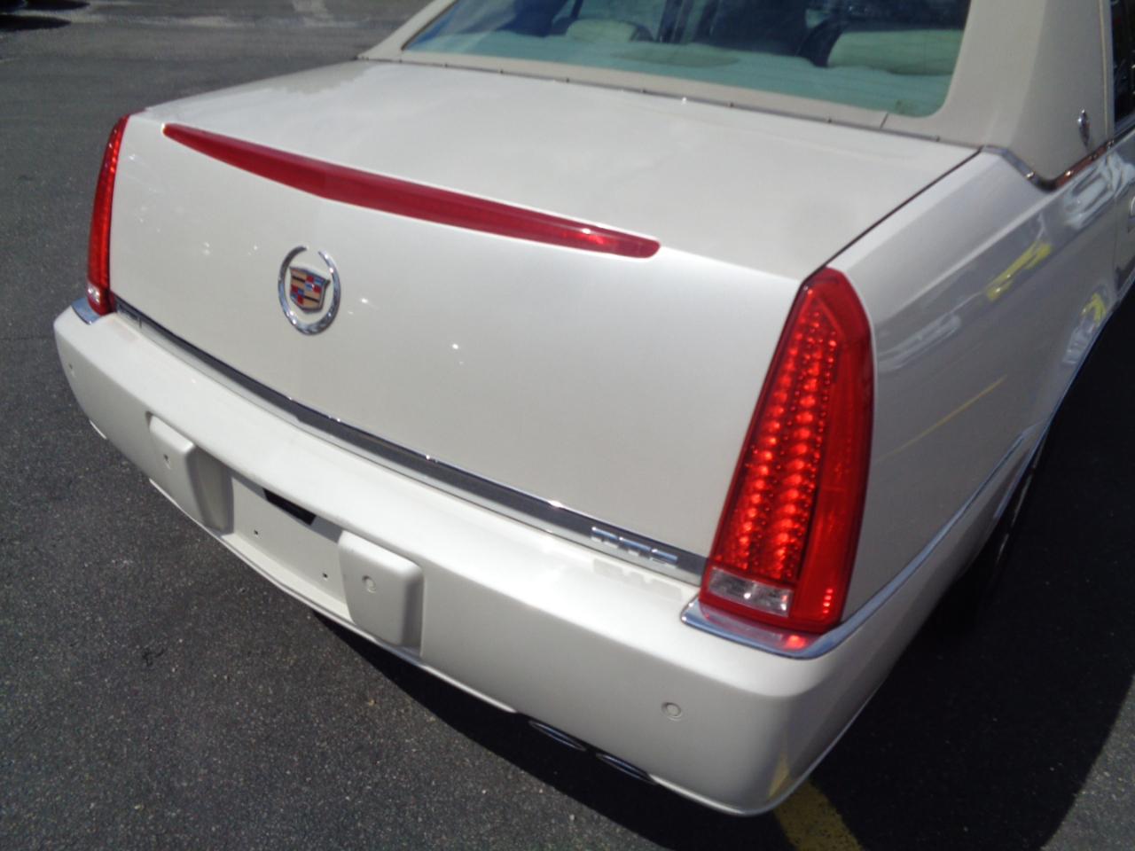 Cadillac DTS 4dr Sdn Luxury Collection 2011