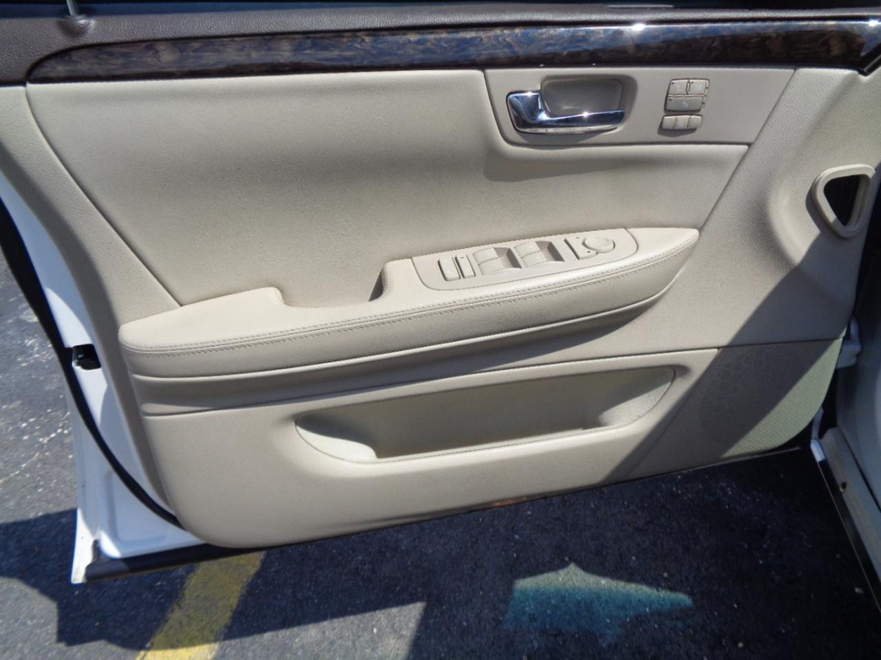 Cadillac DTS 4dr Sdn Luxury Collection 2011