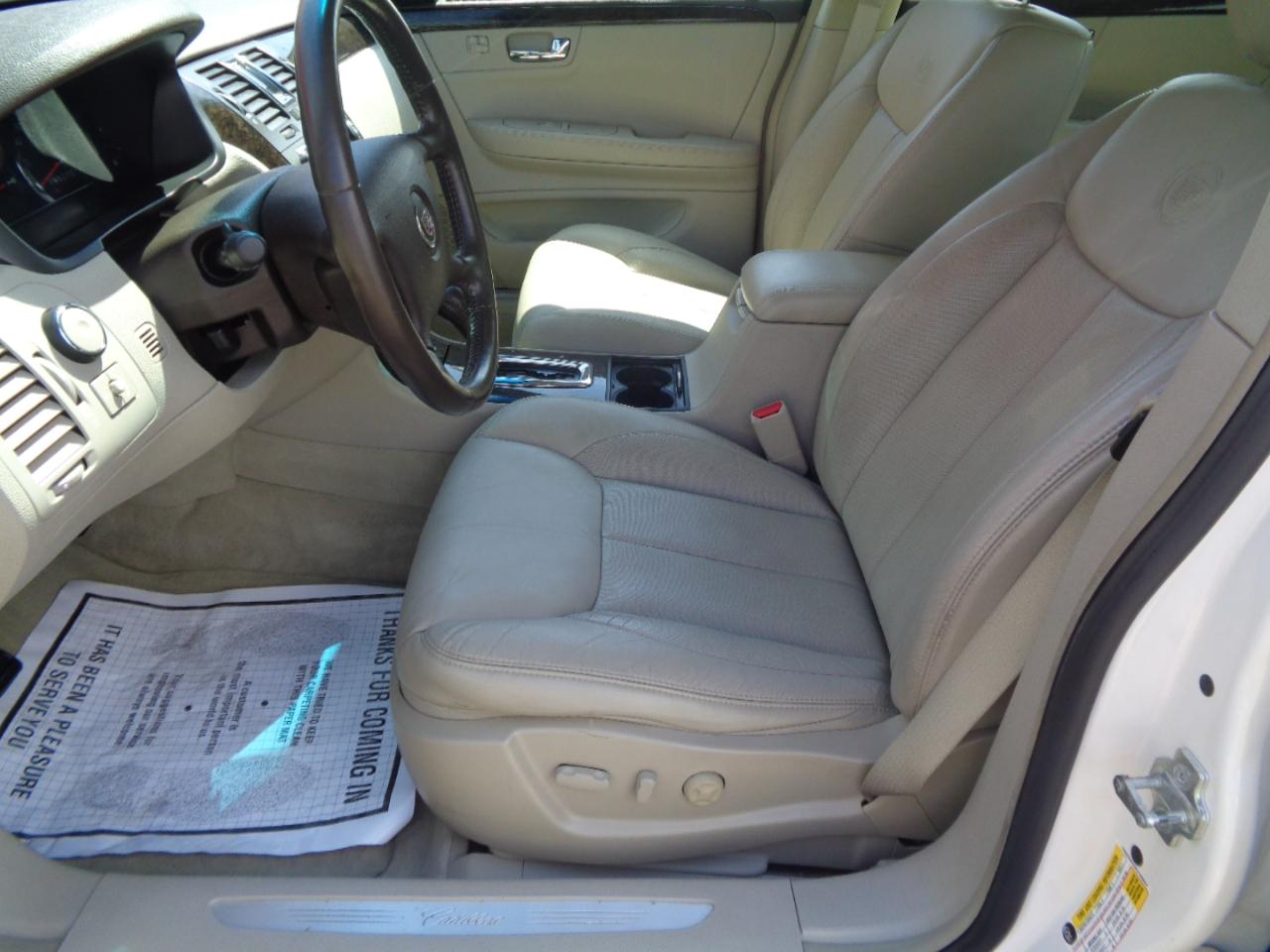 Cadillac DTS 4dr Sdn Luxury Collection 2011