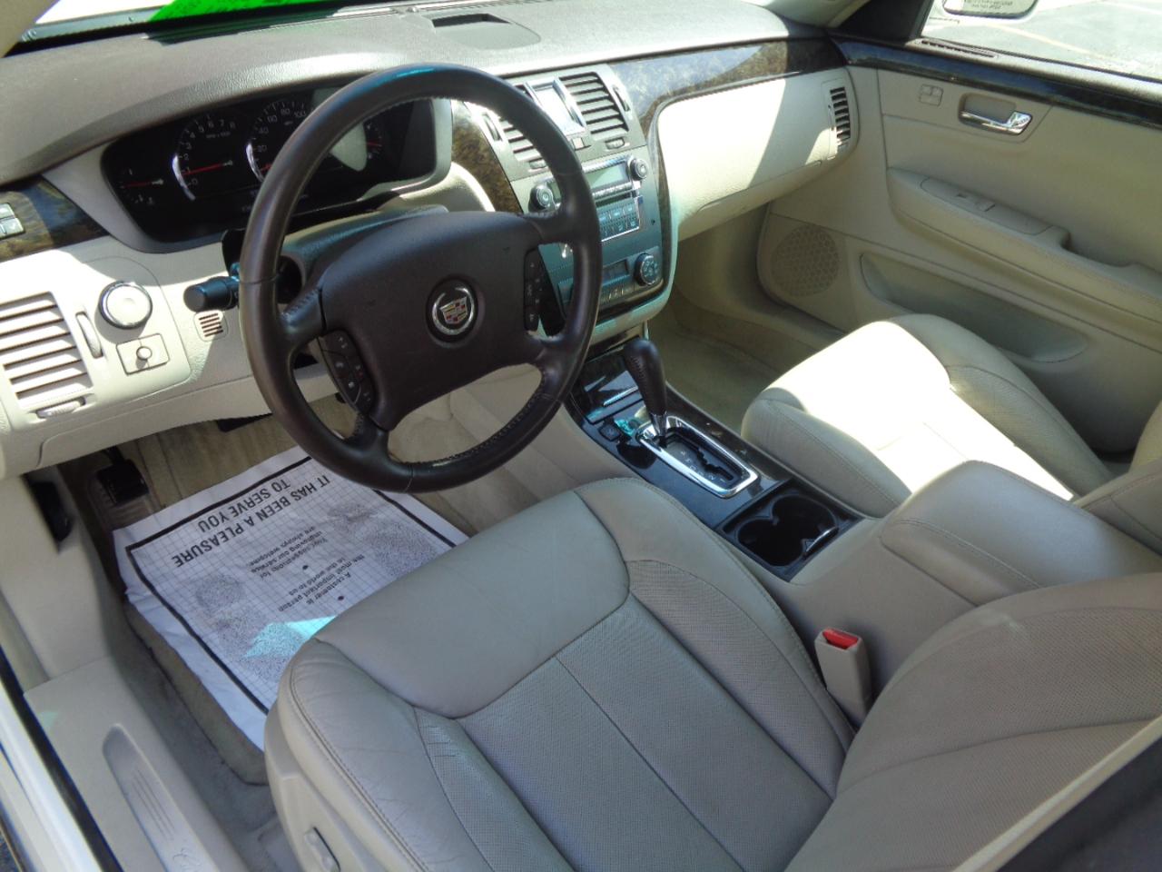 Cadillac DTS 4dr Sdn Luxury Collection 2011