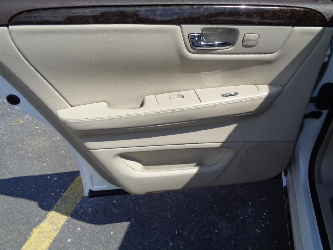 Cadillac DTS 4dr Sdn Luxury Collection 2011