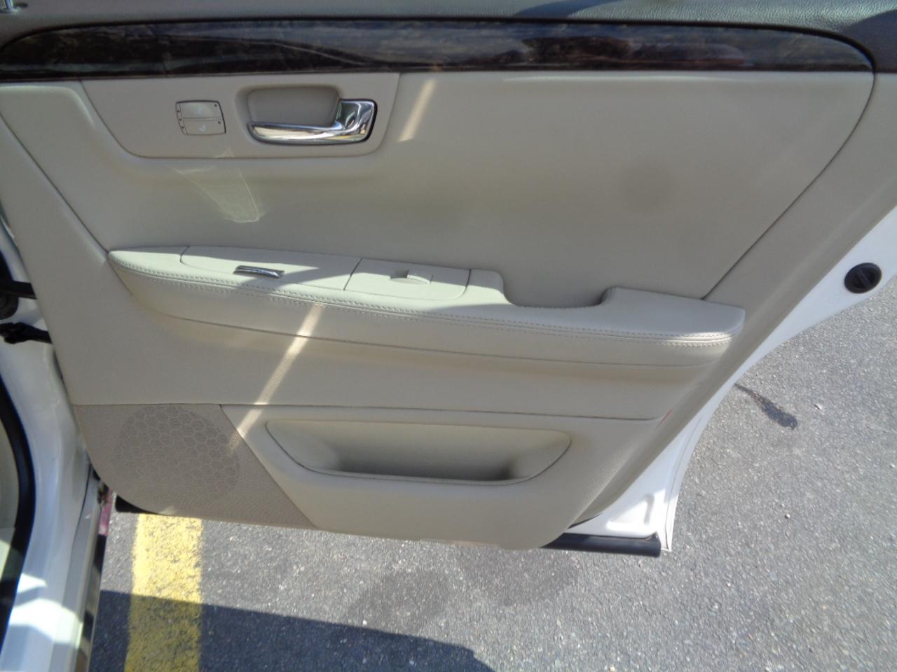 Cadillac DTS 4dr Sdn Luxury Collection 2011