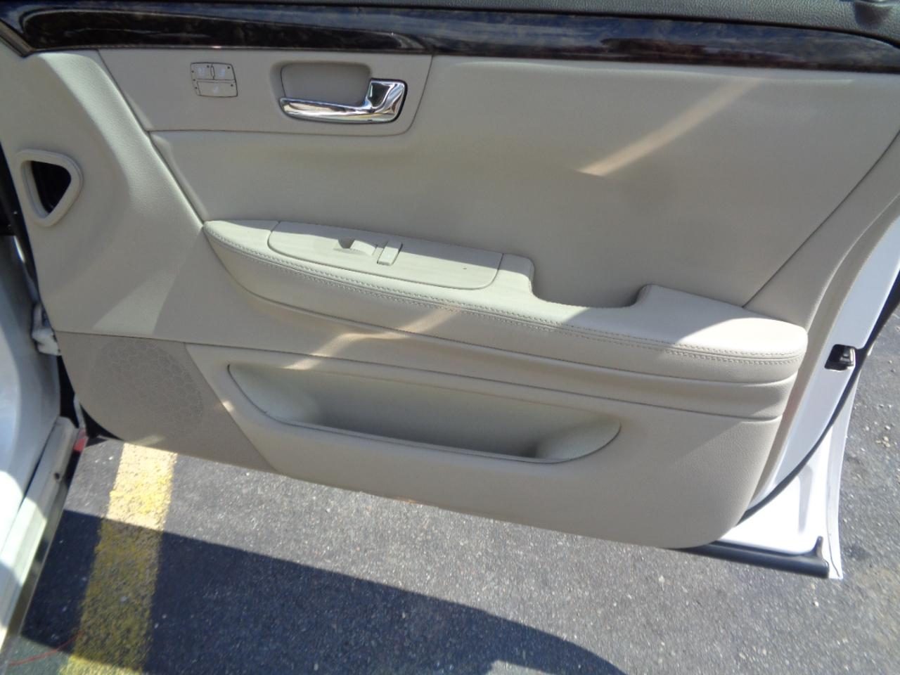 Cadillac DTS 4dr Sdn Luxury Collection 2011