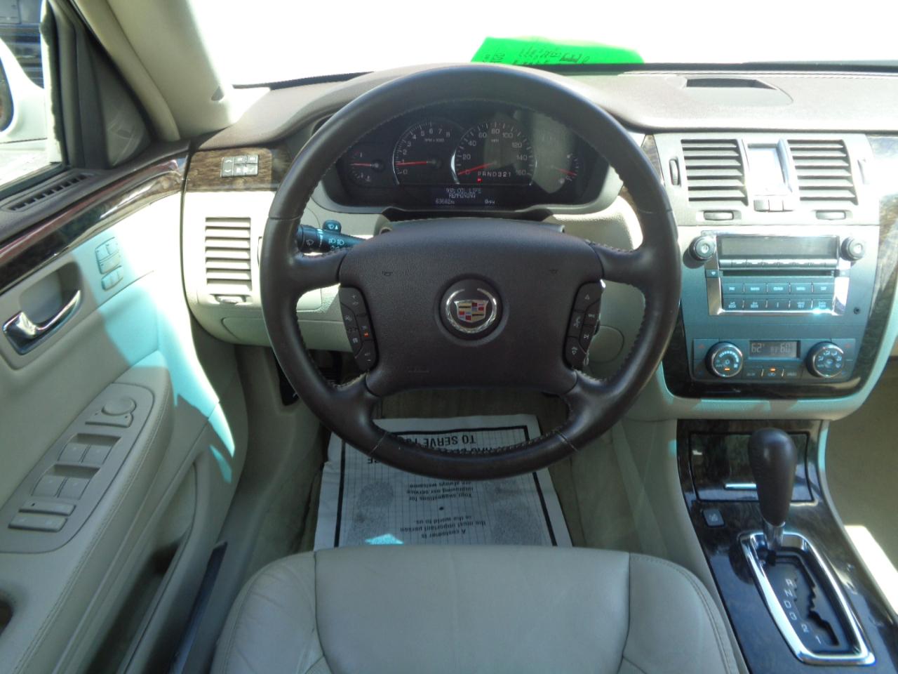 Cadillac DTS 4dr Sdn Luxury Collection 2011