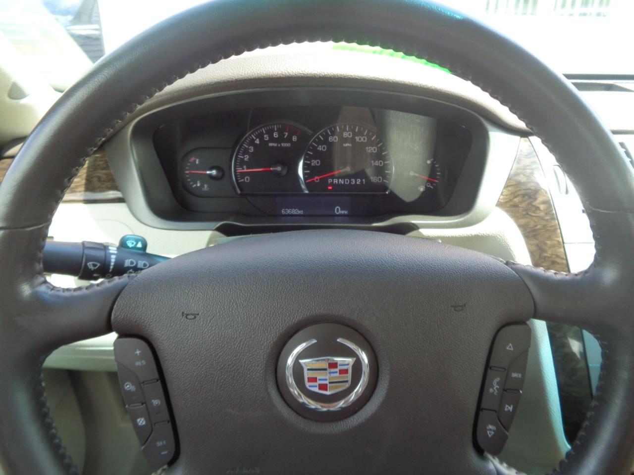 Cadillac DTS 4dr Sdn Luxury Collection 2011