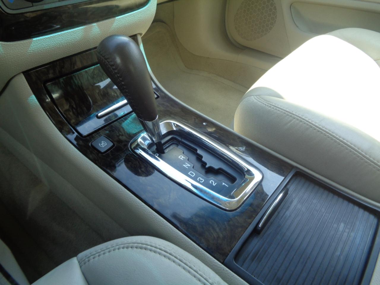 Cadillac DTS 4dr Sdn Luxury Collection 2011