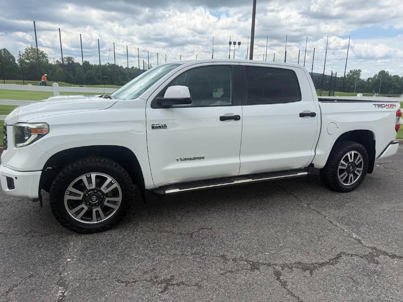 Toyota Tundra SR5 5.7L V8 FFV CrewMax 4WD 2018