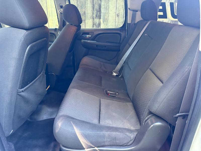 Chevrolet Suburban 2500 4WD LS 2011