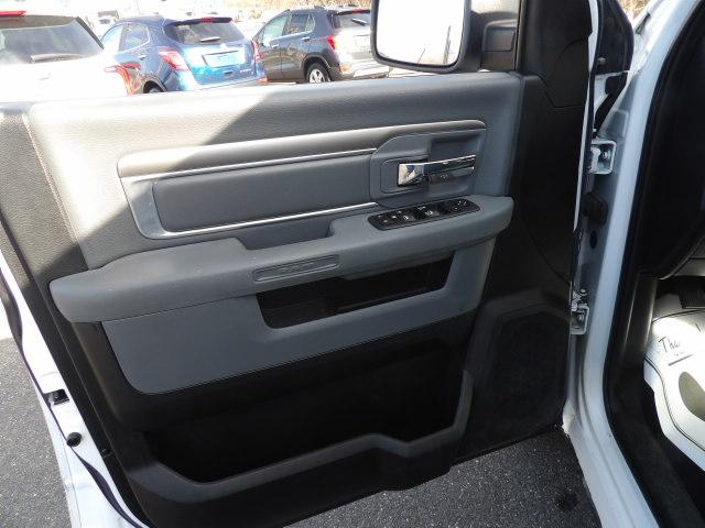 RAM 1500 4WD Crew Cab 140.5" SLT 2013