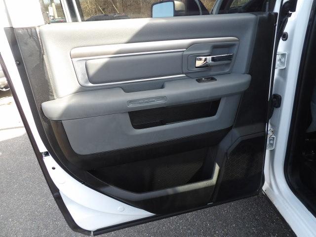 RAM 1500 4WD Crew Cab 140.5" SLT 2013