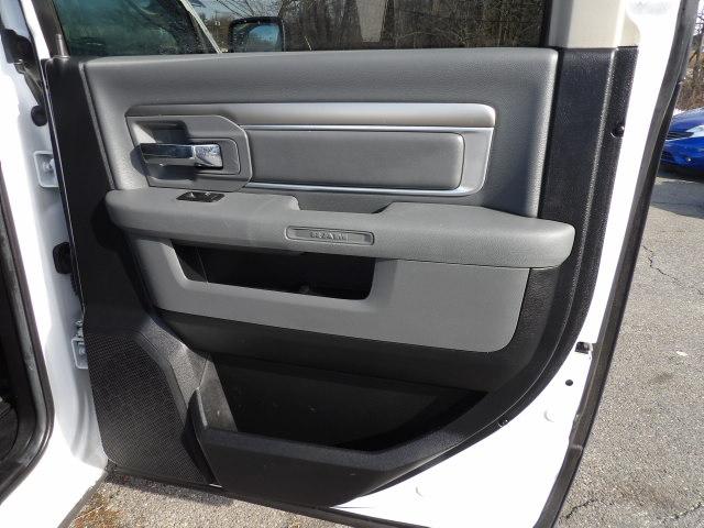 RAM 1500 4WD Crew Cab 140.5" SLT 2013