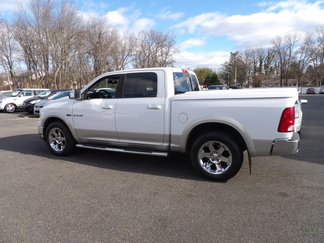 Dodge Ram 1500 4WD Crew Cab 140.5" Laramie 2010