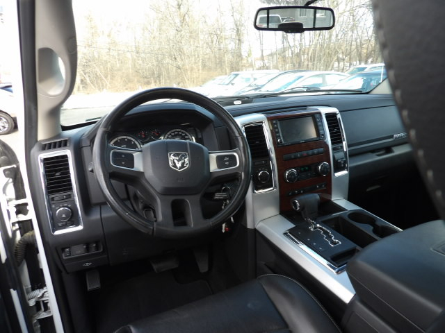 Dodge Ram 1500 4WD Crew Cab 140.5" Laramie 2010