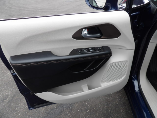 Chrysler Pacifica Touring-L Plus FWD 2017