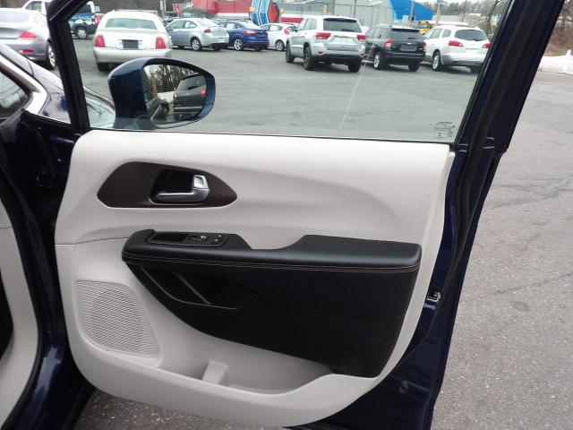 Chrysler Pacifica Touring-L Plus FWD 2017