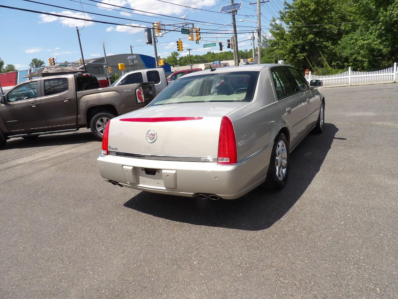 Cadillac DTS 4dr Sdn Luxury I 2007