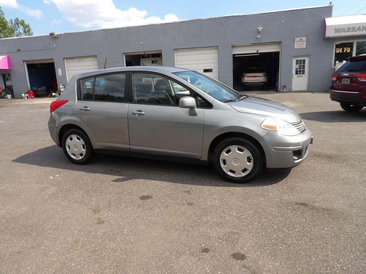 Nissan Versa 5dr HB I4 Auto 1.8 S 2009