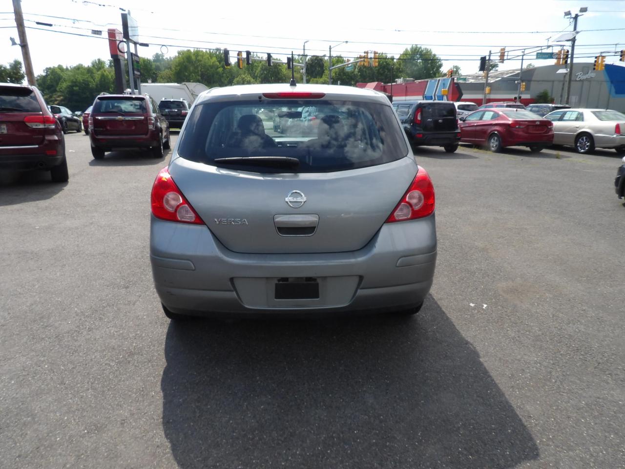 Nissan Versa 5dr HB I4 Auto 1.8 S 2009