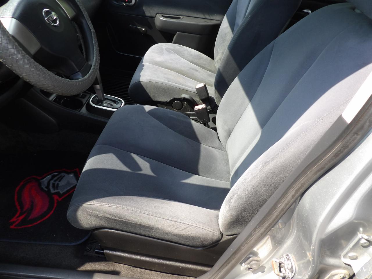 Nissan Versa 5dr HB I4 Auto 1.8 S 2009