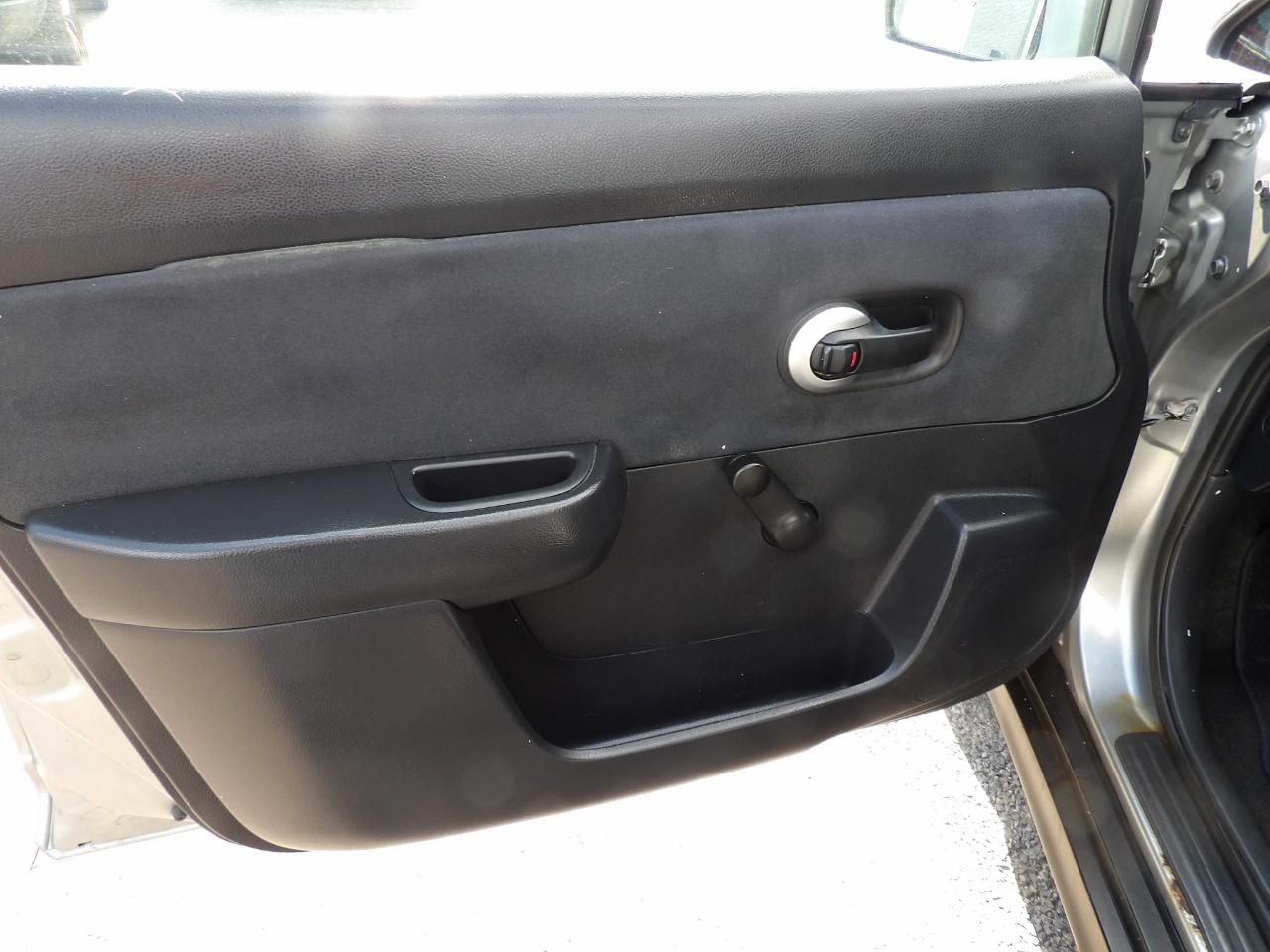 Nissan Versa 5dr HB I4 Auto 1.8 S 2009