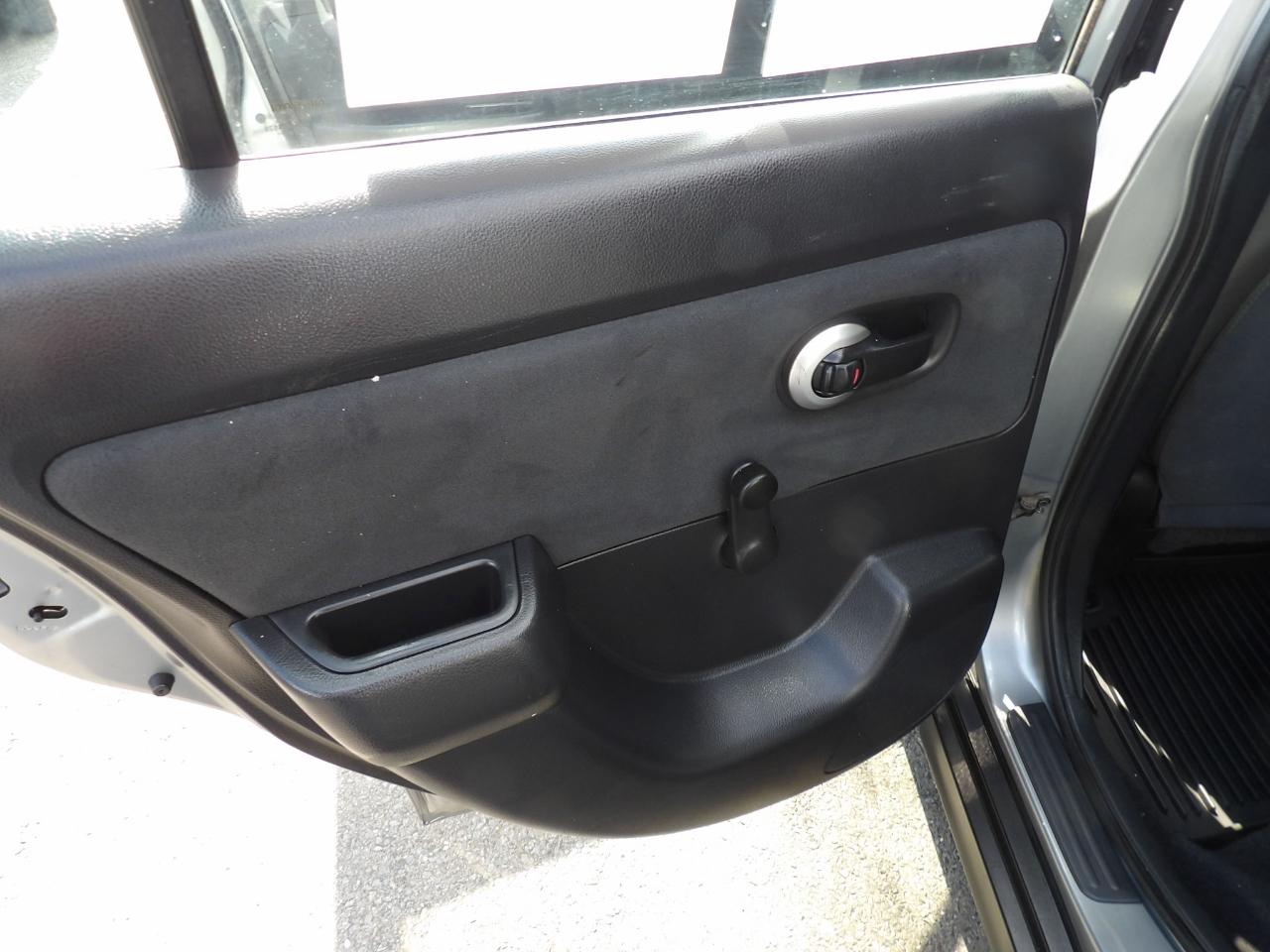 Nissan Versa 5dr HB I4 Auto 1.8 S 2009